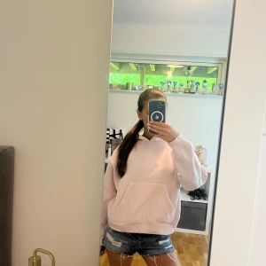Blå jeansshorts från Pull&Bear - Säljer ett par blå jeansshorts från Pull&Bear med fransiga benslut och slitna detaljer. Perfekta för sommaren. 