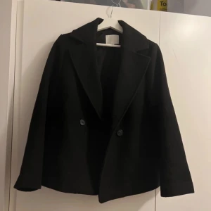 Svart kappa  - Svart kort kappa från hm. Strl S nypris 500kr❤️