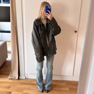 Oversized brun skinnjacka med dragkedja - Säljer en oversized brun skinnjacka med markerade sömmar och dragkedja framtill. Jackan har stora fickor med dragkedja och bred krage. Perfekt för dig som gillar en cool och avslappnad stil. Från Gina Tricot i storlek XS/S, men med mycket oversize fit. En av mina favvojackor!!