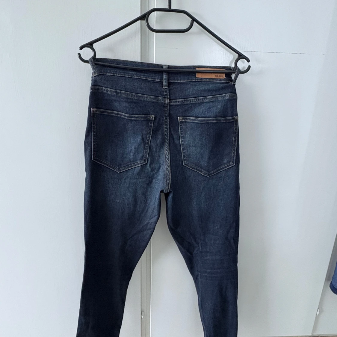 Mörkblå jeansbyxor från BikBok - 1