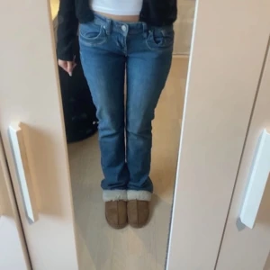 Ltb- Blå bootcut jeans - Säljer ett par klassiska blå jeans från Ltb. Storlek 27/36. (Bilderna är lånade från hon jag köpte jeansen av)💕Kom gärna med prisförslag!