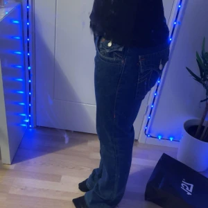 Blå jeansbyxor från True Religion - Säljer mina true religion byxor för de är för långa har andvänt max 2 gånger och är i nästan utmärkt skick. Det är lite trasigt längst ner på byxan men det kan man enkelt klippa bort. Byxorna är i storlek 30