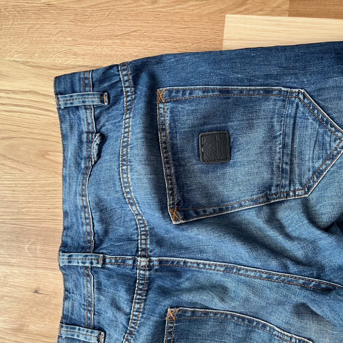 Blå jeans med slitningar - 2