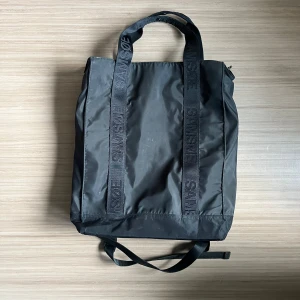 Svart ryggsäck från Samsøe Samsøe - Säljer en smidig och praktisk ryggsäck från Samsøe Samsøe. Väldigt skön att ha på sig och har ett fack för dator på insidan!