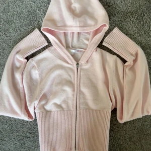 Ljusrosa croppad zip-up hoodie från gina - Säljer en ljusrosa croppad hoodie från gina tricot. Tröjan har dragkedja framtill, huva och en ribbad midja samt ärmslut. Använt en gång och ser helt ny ut, skriv om funderingar💗