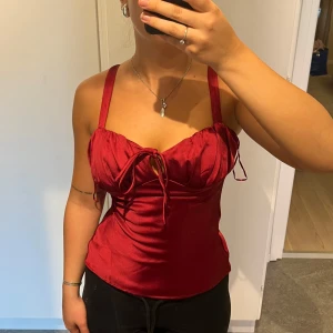 Rött satinlinne - Superfin röd festtopp från GinaTricot i strl XS. Helt ny med prislapp kvar💓