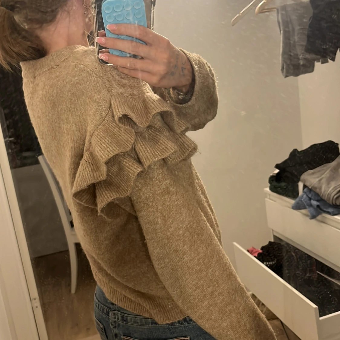 Beige stickad tröja med volangdetaljer - 3
