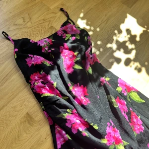 Adoore valence  - Helt ny klänning från adoore med lapp kvar! Superfin och har snörning på ryggen. Strl 38 men passar 36! Nypris 1495, säljes för 450!