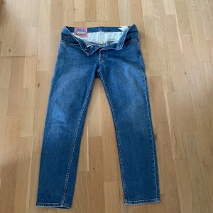 Acne jeans, ljusblåa  - Ett par extremt snygga ACNE jeans i bra skick. Sitter lite Loose och är extremt sköna. Perfekt till dig som gillar klassiska jeans som passar till mycket. Storlek, 30 i midjan och 34 i längden. Pris kan diskuteras.