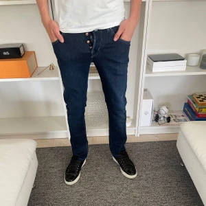 jacob cohen jeans - Tja säljer dessa snygga jacob cohen jeansen i modell ”Nick”  nypris 5000 mitt pris endast 1099kr svåra att få tag på dessa! använda en två gånger!  skriv om du har någon fråga// armadiosell 