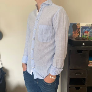Linne skjorta - Rutig linne skjorta från eton i nyskick, storlek s och han på bilden är 182, pris är diskuterbart vid snabb affär