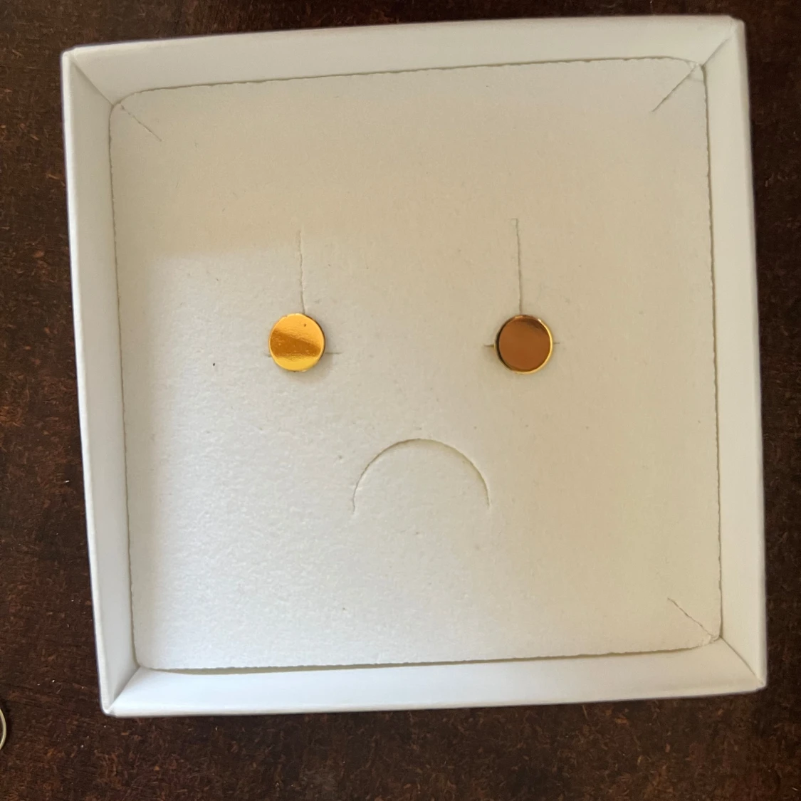 Guldiga runda örhängen