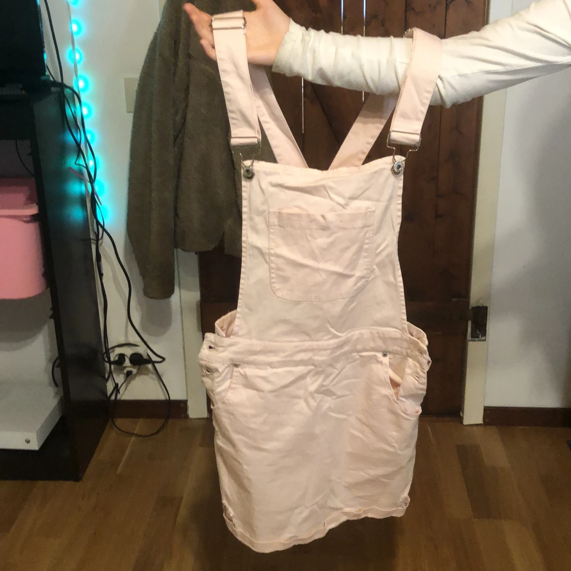 Ljusrosa hängselklänning - 2