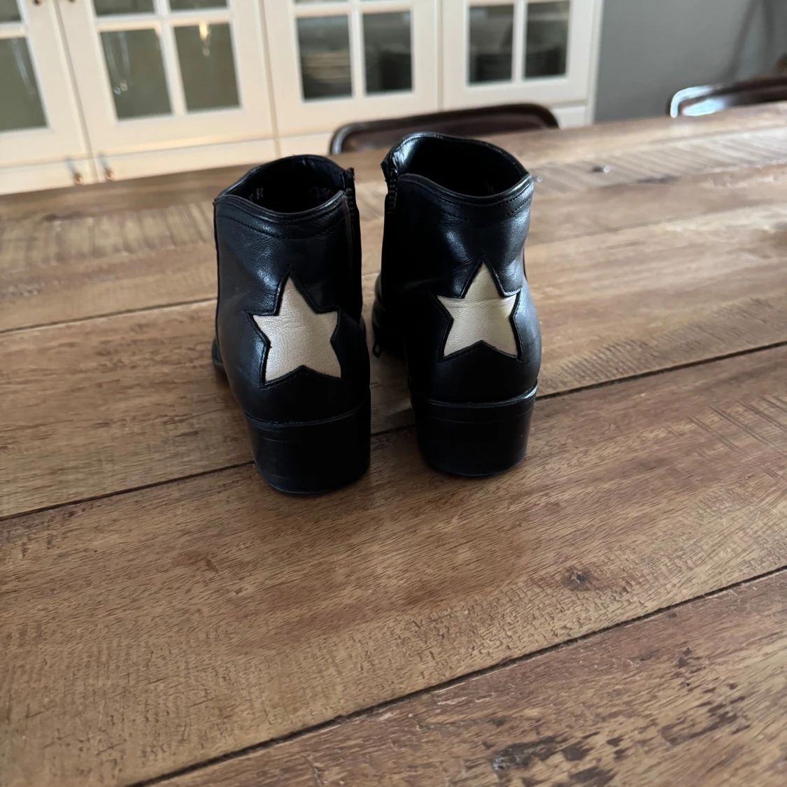 Svarta boots med stjärndetalj - 1