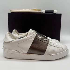 VALENTINO OPEN SNEAKERS - Valentino open sneakers - Skick: 8/10 - Whitening cream har applicerats på sulan - Storlek 43 sitter som 44 - Tillbehör: Enbart skorna - Nypris 7700kr - deluxecloset 