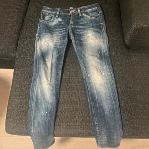 Blå jeans från jack and Jones me slitningar  - Säljer ett par snygga jeans me slitningar som tyvärr var för små på mig. Jättefint skick 