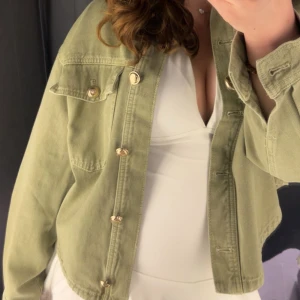!!SÖKER!! - Söker en lite oversized grön jeans jacka liknande den på bilden. Max pris 300, storlek S eller M