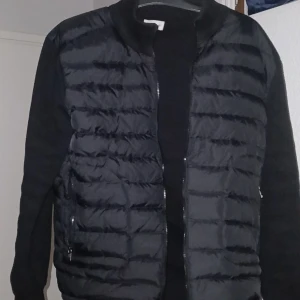 Moncler cardigan jacka - Snygg svart cardigan jacka från Moncler använd 2 gånger finns scan på logan och ine I jackan på lappar finns bevis på att den är äkta om ni vill se det så bara höra av er byten funkar också 