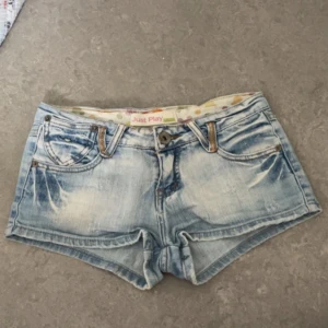 Lågmidjade jeansshorts  - Supersnygga lågmidjade jeansshorts från Just Play med diamanter och broderi på bakfickorna 😍 tyvärr så har några diamanter lossnat som man ser på bilderna men det är inget man tänker på när man kollar gårn långt håll:) är tyvärr för små för mig så kan inte visa hur de ser ut på😕 hör av er vid frågor! Pris kan alltid disskuteras 💞