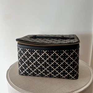 Necessär by Malene birger - Stor och rymlig necessär från By Malene Birger. I superfint skick, bara en liten fläck, se bild. Annars som ny!