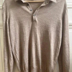 Beige långärmad pikétröja i ull - Säljer min beige pikétröja i storlek m från Oscar Jacobsson. Tröjan är i 10/10 i skick, men för liten för mig och kommer ej till användning. Pris kan diskuteras