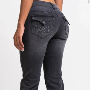 Low Waits bootcut jeans  - Säljer dessa super snygga jeans från Madlady  strl 32/regular. Jag säljer  pågrund av att dem inte kommer till andvänding, andvänt 1 gång. Jeansen är i super bra skick! Köpta för 800 kr💕