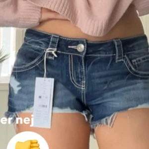 Sia 14+ xtra low denim shorts  - Säljer dessa helt nya jeans shorts från Gina tricots avdelning 14+ dessa kom in förra veckan och är slutsålda i L därav priset men kom gärna med prisförslag om priset inte passar!  Dom passade bra på mig som är 177 cm och använder S/M vanligtvis från vuxenavdelning!💗💗