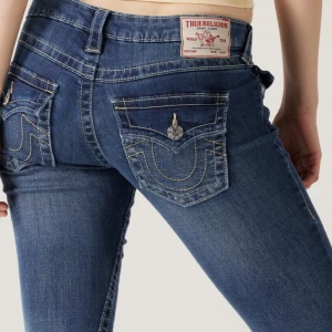 True Religion joey blå bootcut jeans - Säljer dessa super Snygga blå jeans från True Religion med bootcut passform.  Dem är andvända fåtal gånger säljer pågrund av att jag inte andvänder💕 dem är i modellen joey low rise flare 