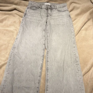 Gina Jeans - Grå jeans från gina med lös modell, låg/midwaist i storlek 32, bara provade då dem va för små💕