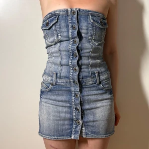 Jeansklänning miniklänning guess jeans vintage 2000s - Superfin jeansklänning från Guess jeans. Storlek xs, vintage men Inga defekter. Köp sker via köp nu, jag postar inom 24h. Kvar tills markerad såld
