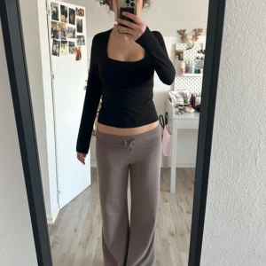 Svart långärmad topp med fyrkantig ringning - Säljer en svart långärmad topp med snygg fyrkantig ringning. Modellen är tight och sitter figurnära, perfekt att styla med jeans eller kjol. Tunt och stretchigt material som känns skönt mot huden.