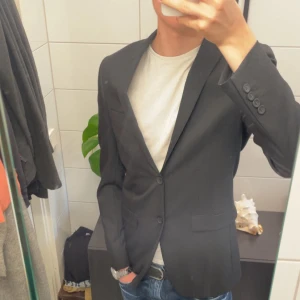 Kavaj Dressman - Stilren, elegant och fräsch kavaj ifrån Dressmann, passar perfekt för ghäda - Storlek: Passar runt 180cm - Skick: 10/10 - Nypris: 1500kr - Mitt pris: BUDGIVNING - DM vid frågor & funderingar, tar byten!