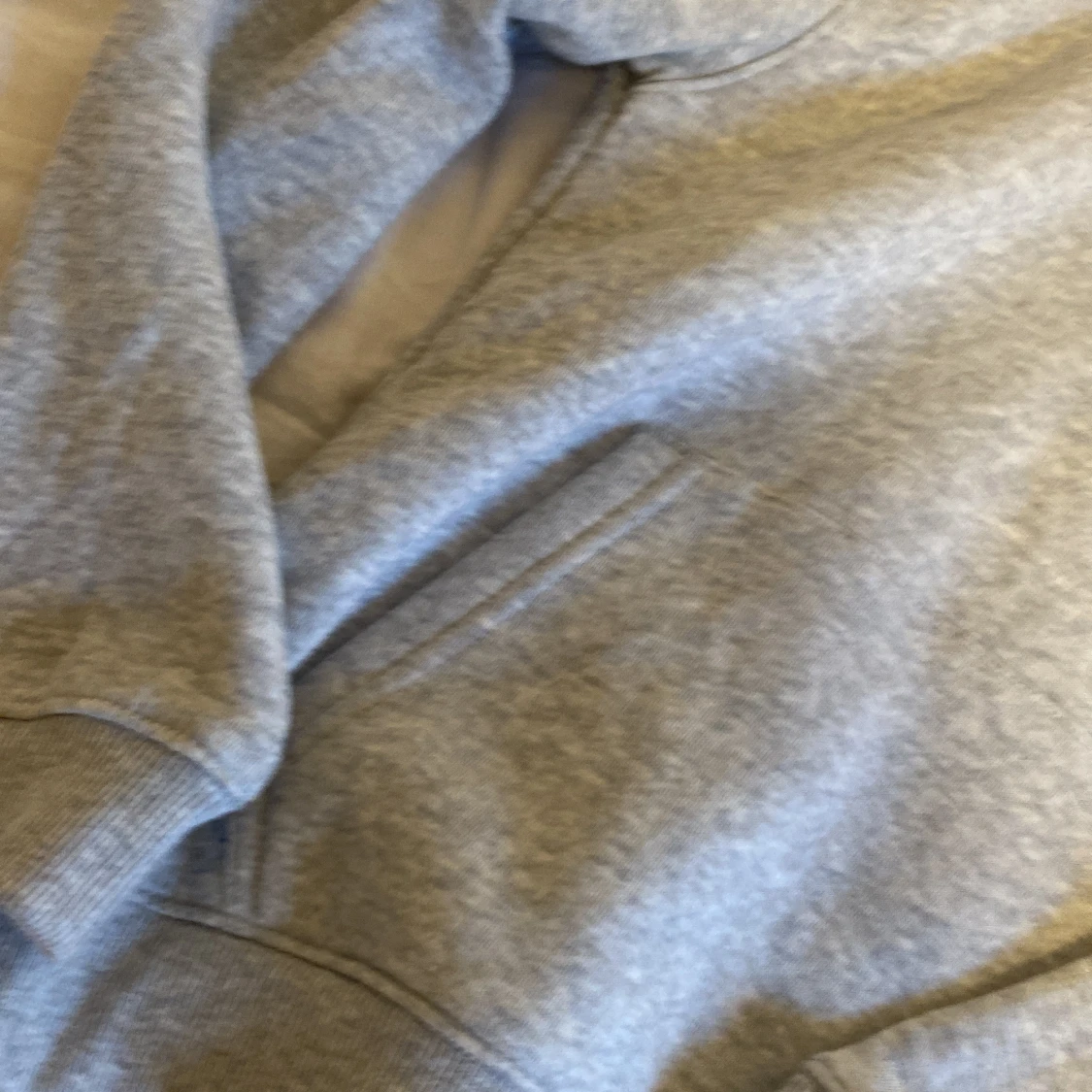 Grå hoodie från H&M med huva - 1