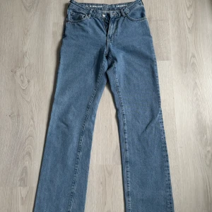 Blå low waist straight jeans 25/32 - Snygga blå jeans med låg midja och raka ben. Klassisk femficksmodell i mjukt jeanstyg, perfekt för en avslappnad look. Passar dig som gillar en tidlös och enkel stil.