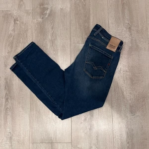 Replay anbass hyperflex jeans - Replay anbass jeans i bra skick. Sitter mycket bra och personen på bilden är ungefär 180 och väger 70kg. De är i storlek w33 l32 och sitter mycket bra på mig. 😃