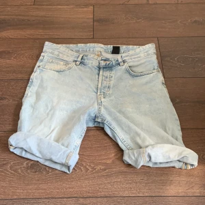 Ljusa jeans shorts - Storlek 30, bra skick. 