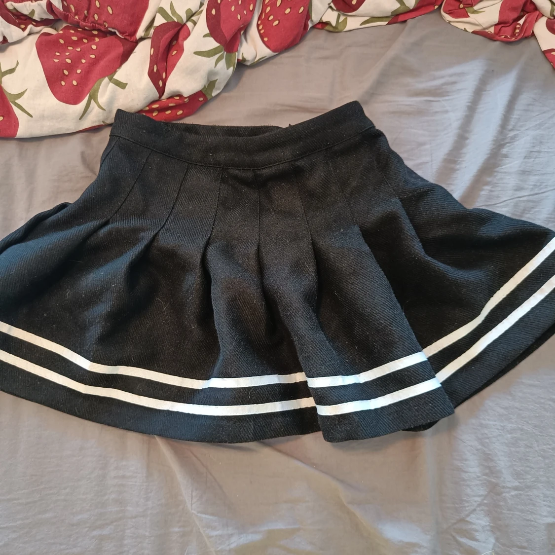 Svart kortkjol från H&M Divided - 1