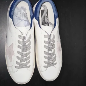 Golden Goose Super-Star Läder, unisex  - Resellar dessa snygga Golden Goose sneakers för rimligt pris. Helt oanvända [Skick: 9.8/10],  Dustbagen och Lådan ingår i köpet.                     Öppen för prishandling och frågor.