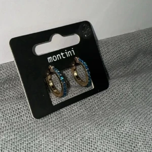 Fina guld blå örhängen från UR&PENN💙 - Dem är jätte fina örhängen, men jag använder dem inte så vill gärna bli av med dem💙