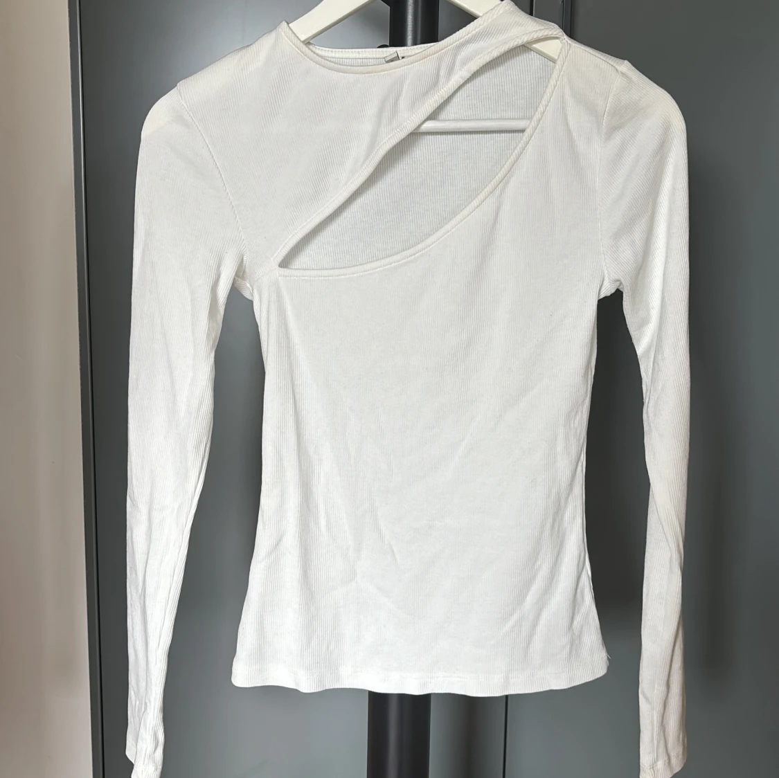 Vit ribbad topp med cut out NLY Trend - 1