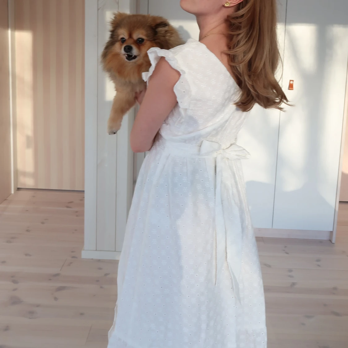 Vit somrig långklänning med volang - 1