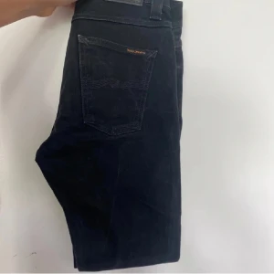 Nudie jeans - Säljer dessa svarta nudie jeans i modellen lean Dean, storlek 28,32. Jeansen är i mycket bra skick, priset går att diskutera. Nypris 1500, mitt pris 449kr. Hör av dig vid funderingar🕺