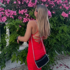 Röd bikbok klänning - Jättefin röd bikbok klänning. Bara använd några fåtal gånger och i storlek S. Scrunch på båda sidorna💕