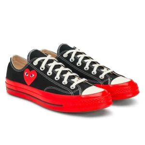 Vita sneakers med röd sula och hjärta - Intressekoll!!!!  Ikoniska Converse sneakers i vit canvas med vit snörning, röd sula och det klassiska Comme des Garçons Play-hjärtat på sidan. Skorna har rund tå och kontrasterande sömmar för en unik look. OBS: Dom skorna jag funderar på att sälja är vita och inte svarta! 