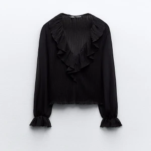 Svart volangblus från Zara - Aldrig använd, super fint skick!