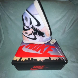 Nike Air Jordan 1 Retro High OG Craft - Säljer ett par helt nya Nike Air Jordan 1 Retro High OG Craft i storlek 39. Jag har aldrig använt dem — köpte dem för några månader sedan men hann inte använda dem innan mina fötter blev för stora. Perfekt för dig som vill ha ett par fräscha sneakers i toppskick!