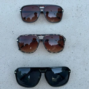 Tre par retro solglasögon pilotmodell - HELT NYA solglasögon i 3 olika färger (svart, brun och leopard) Alla har silvriga detaljer och medföljer ett svart fodral med flätad look. 