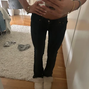 Svarta bootcut jeans från Gina  - Säljer ett par svarta bootcut jeans från Perfect Jeans. De har låg midja, klassisk femficksdesign och är gjorda i stretchigt jeanstyg för en snygg passform. Perfekta om du gillar en tidlös look med lite utsvängda ben. De är nedsydda från tidigare ägare. Midje mått är 35/36cm innerbenslängd är ca 74cm.