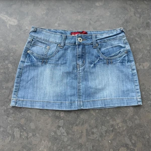 Miniskirt  - Så snygg jeans kjol som tyvärr inte passar mig och har därför ingen bild på! Midjemått tvärsöver: 39cm Längd:30cm💕