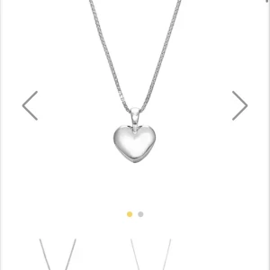 Silverhalsband med hjärthänge - Ett stilrent halsband i silver med ett blankt hjärthänge. Kedjan är tunn och elegant, perfekt för att ge en söt touch till din outfit. Passar dig som gillar klassiska smycken med en romantisk vibe. Äkta silver!